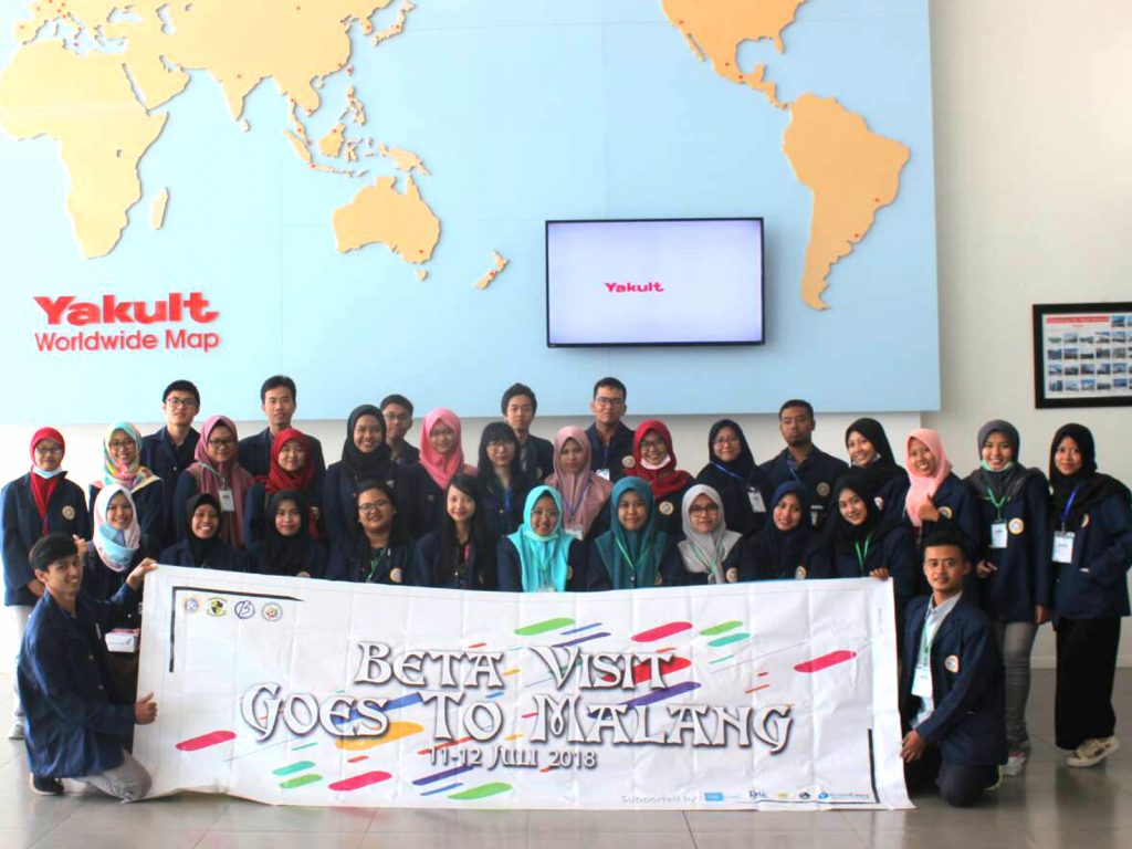 ROMBONGAN peserta BEVIT 2018 saat berada di PT. Yakult. (Foto: Istimewa)