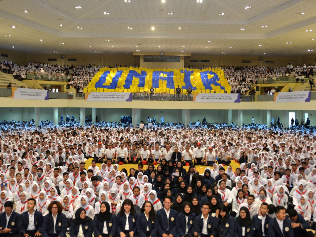 FOTO bersama jajaran pimpinan Universitas Airlangga, TNI-POLRI, dan Koordinator Perguruan Tinggi Swasta (Kopertis) Wilayah VII. (Foto: Feri Fenoria Rifa'i)