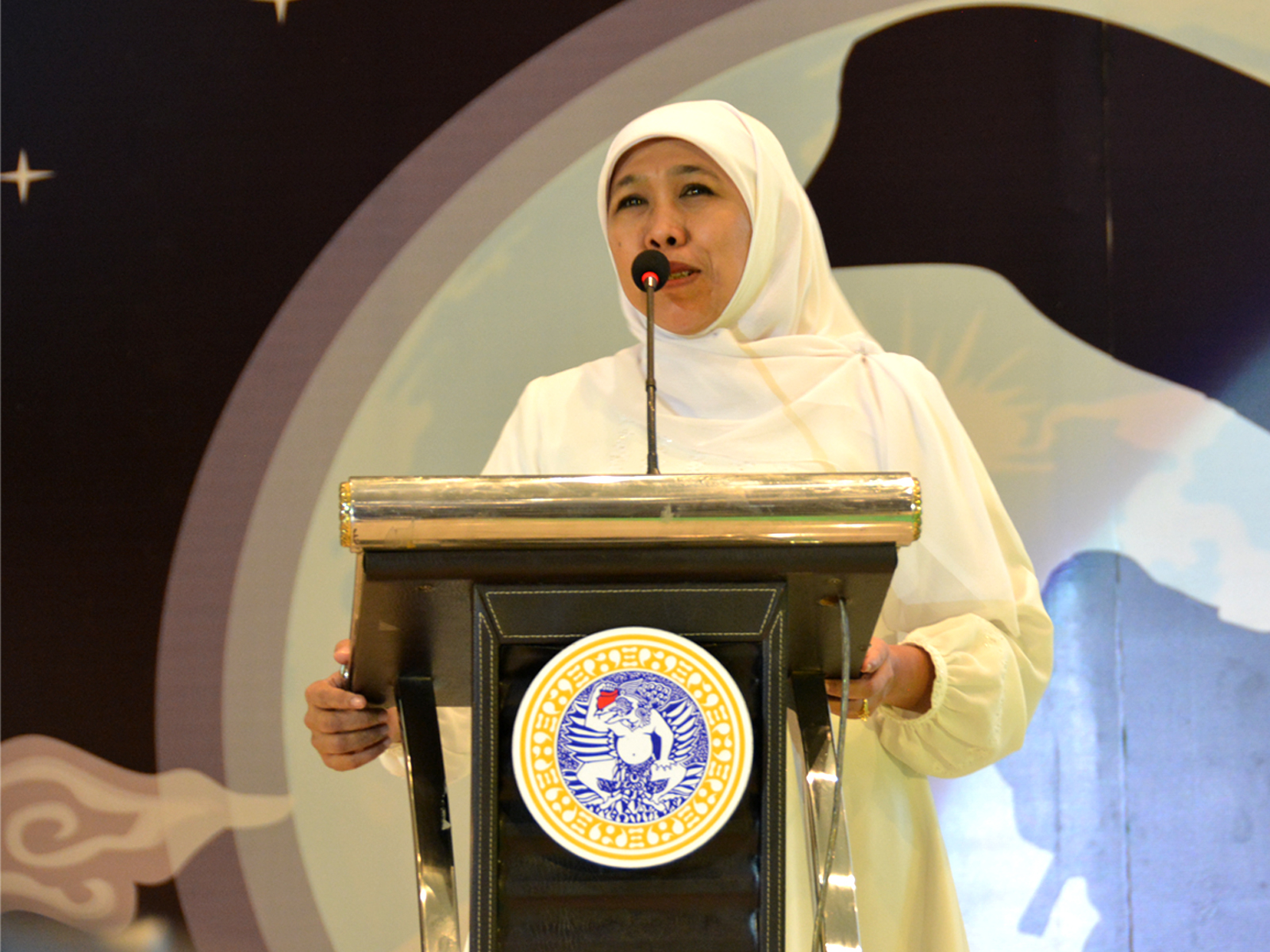 KHOFIFAH Indar Parawansa memberikan paparan dalam penutupan PKKMB 2018 UNAIR pada Sabtu (11/8). ( Foto: Feri Fenoria Rifa'i)