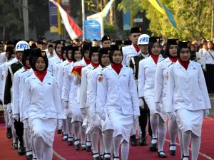 Paskibraka dari Unit Kegiatan Mahasiswa (UKM) Resimen Mahasiswa Universitas Airlangga seusai mengibarkan bendera merah putih dalam upacara peringatan Hari Ulang Tahun (HUT) Kemerdekaan Ke-73 Bangsa Indonesia pada 17 Agustus 2018 di Kampus C UNAIR. (Foto: Feri Fenoria Rifa'i)