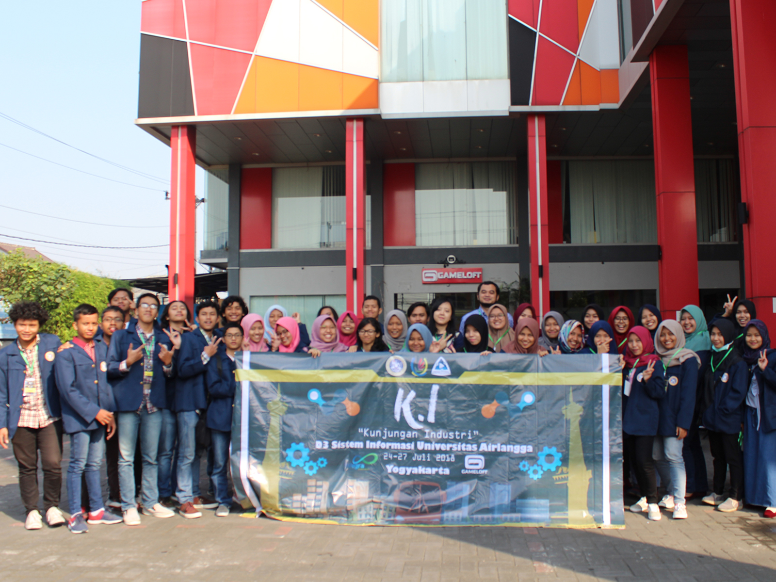 SESI foto bersama peserta kunjungan dari HIMASI (Himpunan Mahasiswa D3 Sistem Informasi) ke perusahaan games terbesar di Indonesia, yaitu PT. Gameloft Indonesia pada Senin–Kamis (23–26/7). (Foto: Istimewa)