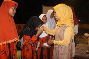 PEMBERIAN santunan anak yatim oleh perwakilan dosen pada Sabtu (11/8). (Foto:Istimewa).