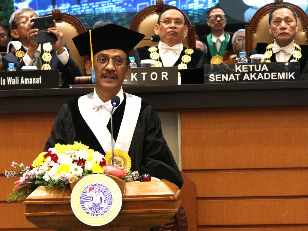 PROF. Dr. Basuki, M.Com (Hons)., Ph.D., Ak., CA., CMA., guru besar bidang akuntansi Fakultas Ekonomi dan Bisnis (FEB) saat menyampaikan pidato dalam Pengukuhan Guru Besar Universitas Airlangga pada Sabtu (28/7). (Foto: Alifian Sukma)