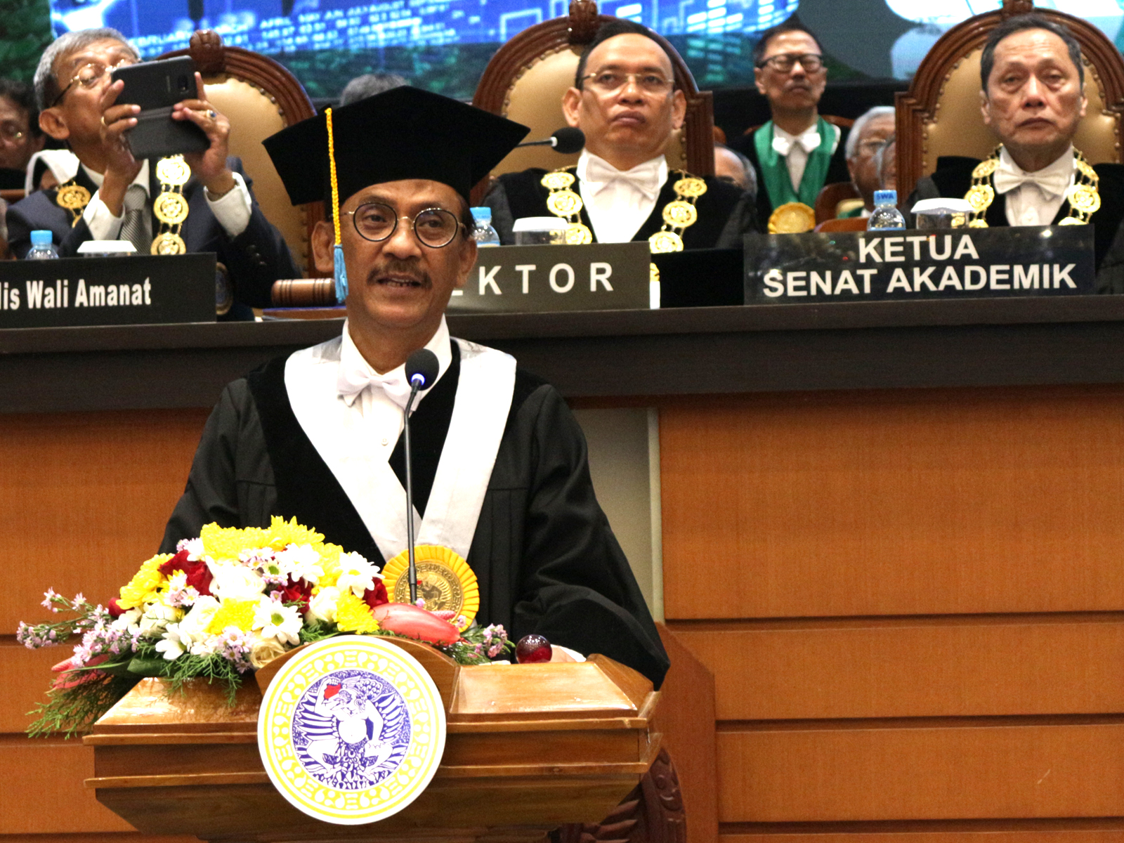 PROF. Dr. Basuki, M.Com (Hons)., Ph.D., Ak., CA., CMA., guru besar bidang akuntansi Fakultas Ekonomi dan Bisnis (FEB) saat menyampaikan pidato dalam Pengukuhan Guru Besar Universitas Airlangga pada Sabtu (28/7). (Foto: Alifian Sukma)