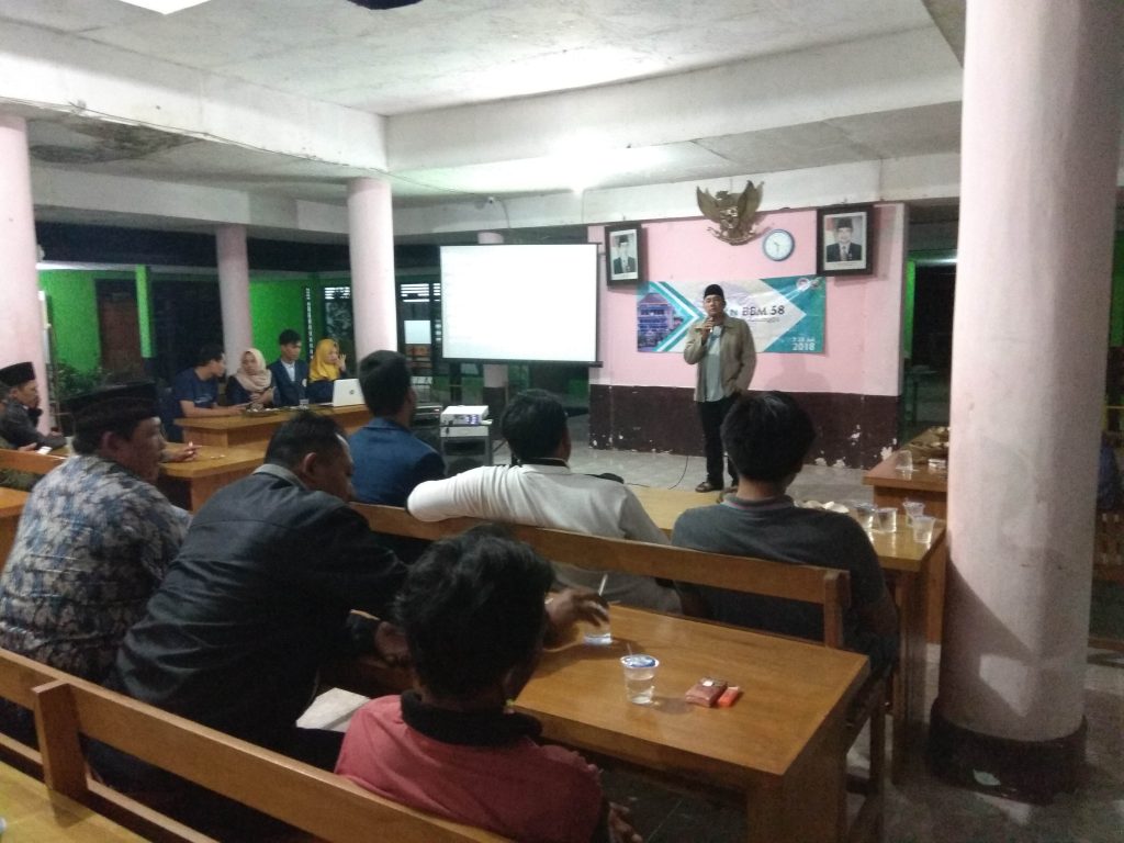 SAMBUTAN oleh kepala desa saat pembukaan sosialisasi Pokdarwis Cerdas pada Sabtu (18/8). (Foto:Tim KKN Tegaldelimo)