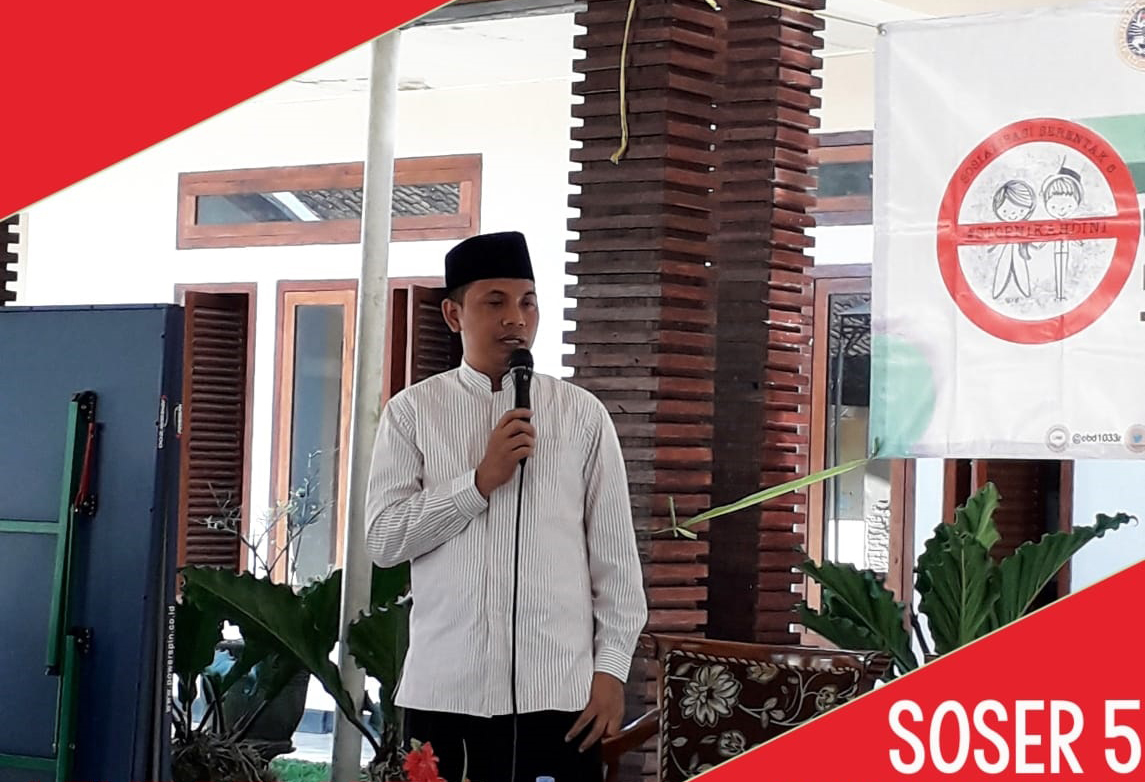 PENYAMPAIAN materi oleh Fathur Rahman, kepala KUA Kecamatan Licin, Jumat (21/9). (Foto:dokumentasi panitia)