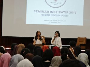 TASYA Kamila (kiri) saat memberikan paparan kepada para peserta Seminar Inspiratif 208 pada Sabtu, (22/9) di Graha BIK IPTEK-DOK UNAIR. (Foto: Istimewa)
