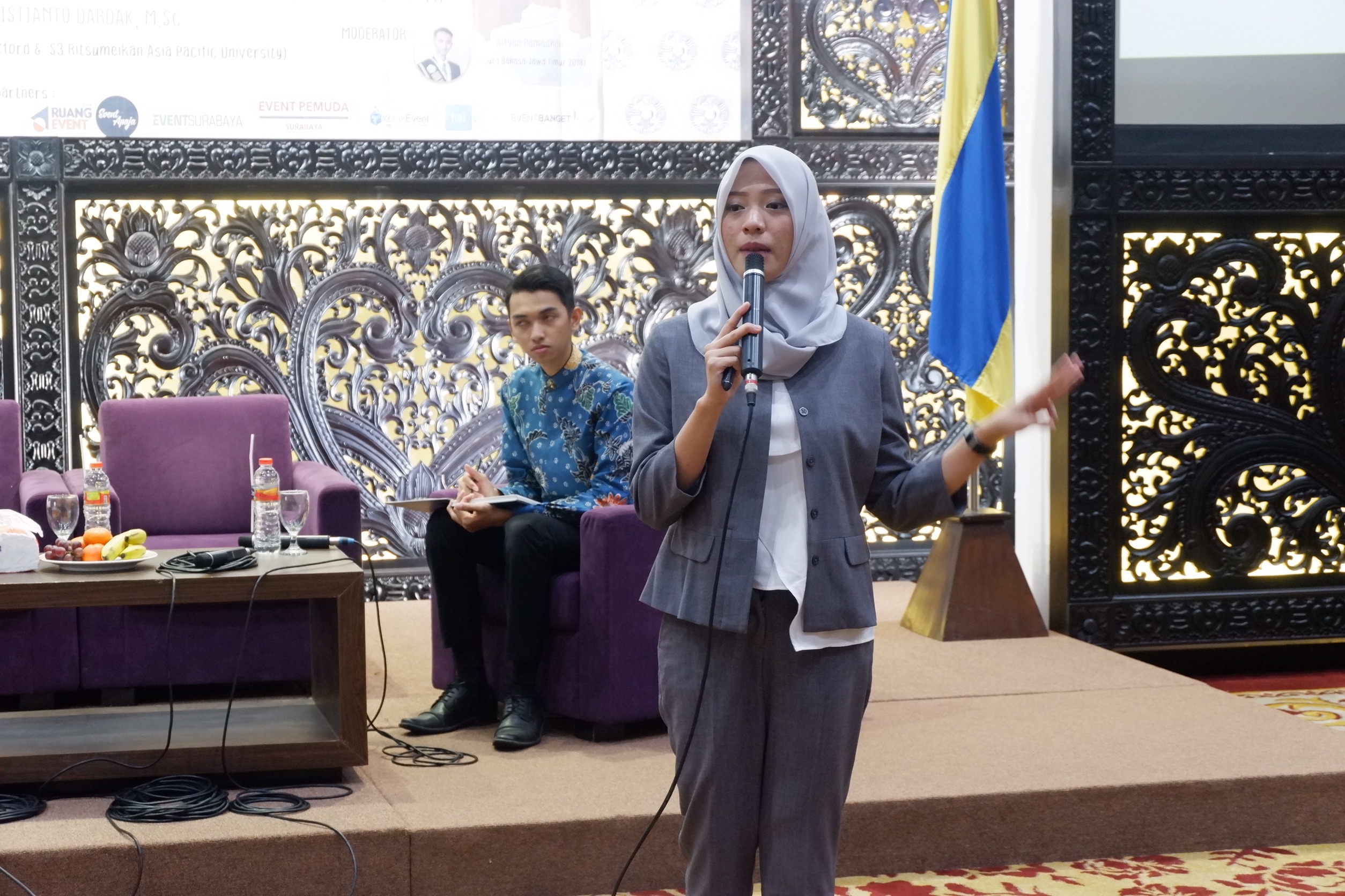 FRIDA Chusna saat memberikan pemaparan dalam acara SEMPOA pada (24/9) di Aula Amerta Kampus C UNAIR. (Foto: Istimewa)