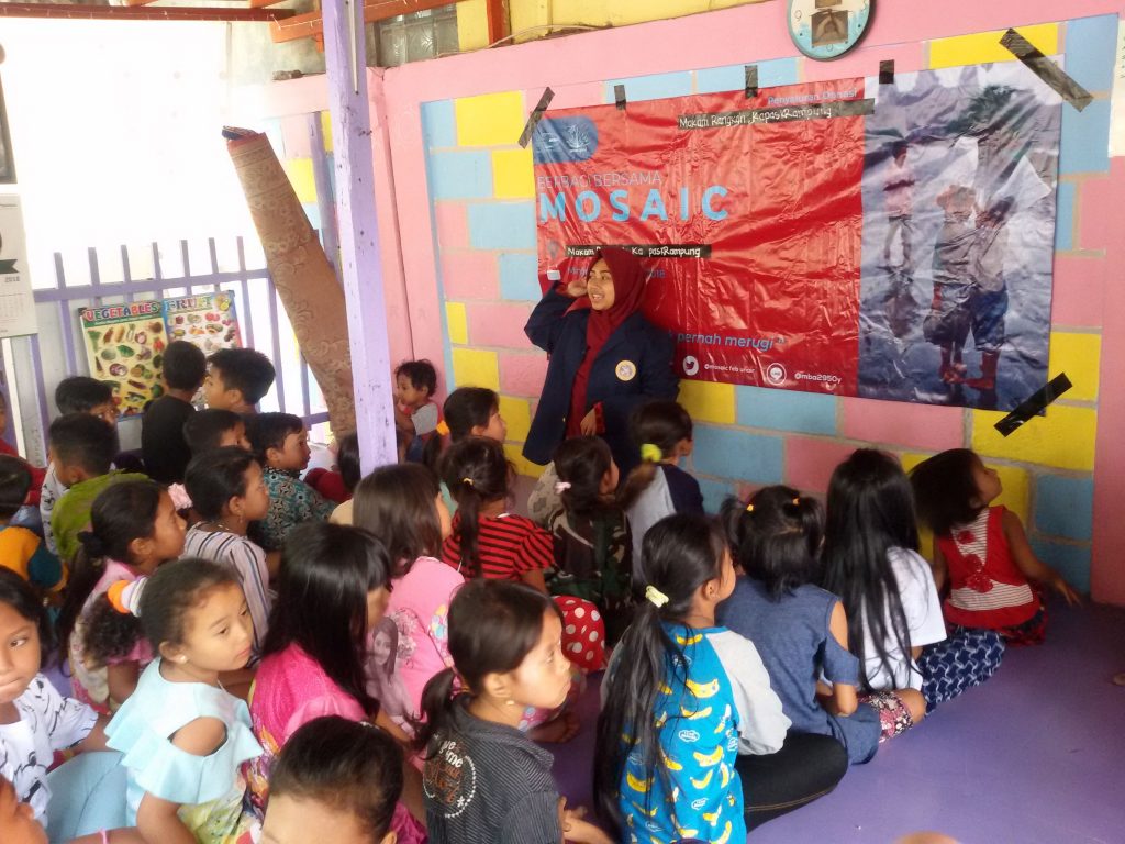 SALAH seorang panitia mengajukan pertanyaan kepada anak-anak Taman Belajar Makam Rangkah tentang dongeng yang dibawakan oleh Kak Awan. (Foto: Istimewa)