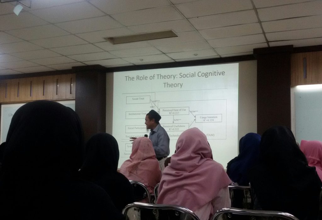 PROF. Noorman saat mengisi kuliah tamu pada kelas metode penelitian kuantitatif. (Foto: Istimewa)