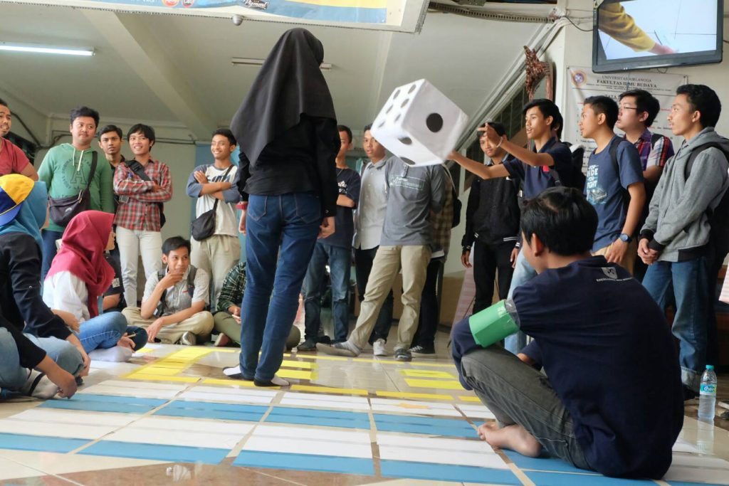 ERUAN Perlombaan Ludo (Manusia) di Hall Fakultas Ilmu Budaya (FIB) Universitas Airlangga. (Foto: Panitia)