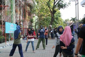 ILMU sejarah sebagai tim penerobos berusaha meloloskan diri dari hadangan tim studi kejepangan sebagai tim penjaga. (Foto: Panitia)