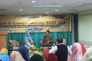 PROF. Mangestuti Agil, guru besar bahan alam saat memberikan paparan dalam seminar Battra Exciting in Education An Proffesion (BAXIE) 2018 oleh program studi pengobatan tradisional (Batra) UNAIR. (Foto: Istimewa)