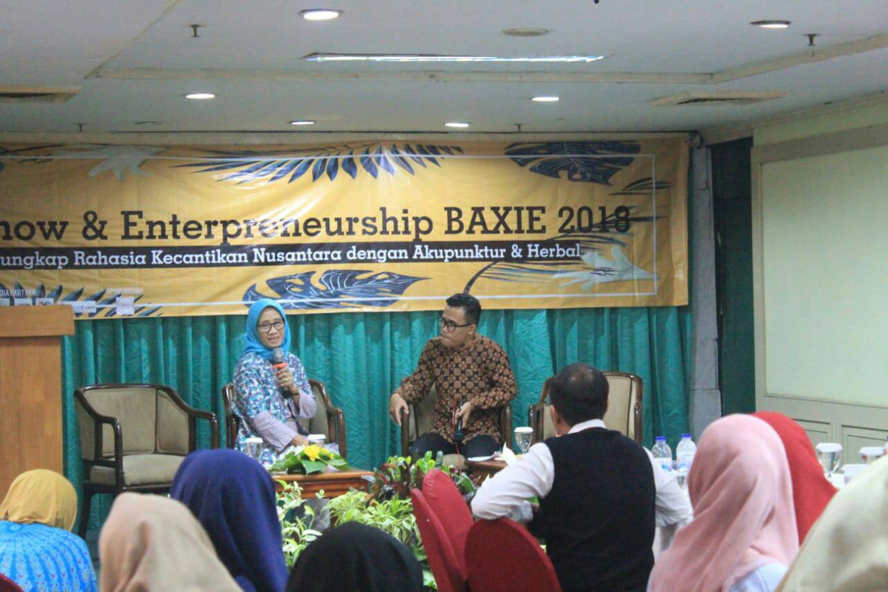PROF. Mangestuti Agil, guru besar bahan alam saat memberikan paparan dalam seminar Battra Exciting in Education An Proffesion (BAXIE) 2018 oleh program studi pengobatan tradisional (Batra) UNAIR. (Foto: Istimewa)