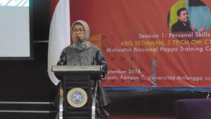 HERDINA Indrijati, M.Psi., selaku perwakilan dari Direktur Kemahasiswaan UNAIR, saat memberikan sambutan dalam training public speking yang bertajuk BEAUTYVERSITY di Aula Kahuripan Kampus C pada Sabtu (1/9). (Foto: Istimewa)