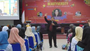 ARIS Setiawan selaku founder Happy Training Center saat memberikan paparan mengenai public speaking dalam acara yang diadakan BEM UNAIR. (Foto: Istimewa)