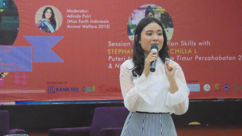 PUTERI Indonesia Jawa Timur Persahabatan 2018 Stephany Ruth Anchilla memeberikan beberapa tips melakukan presentasi yang baik kepada mahasiswa dalam kegiatan bertajuk BEAUTYVERSITY. (Foto: Istimewa)