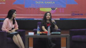 TASYA Kamila (kanan) menjadi guest star dalam acara BEAUTYVERSITY Training Public Speaking yang diadakan KementErian Pemberdayaan Perempuan (PP) Badan Eksekutif Mahasiswa (BEM) Universitas Airlangga di Aula Kahuripan Kampus C pada Sabtu (1/9). (Foto: Istimewa)