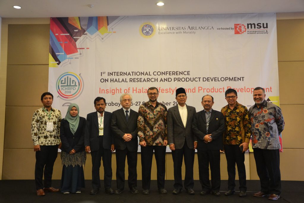 DARI kiri, Andang Miatmoko, Ph.D., D., Apt.; Norhidayu Muhammad Zain; (tiga dari kiri) Nordeen Nobuo Mori; Prof. Ir. Moch. Amin Alamsjah, M.Si., Ph.D.; KH M. Cholil Nafis, LC., MA., Ph.D.; dan Mustofa Helmi Effendi. (Foto: Feri Fenoria Rifa’i)