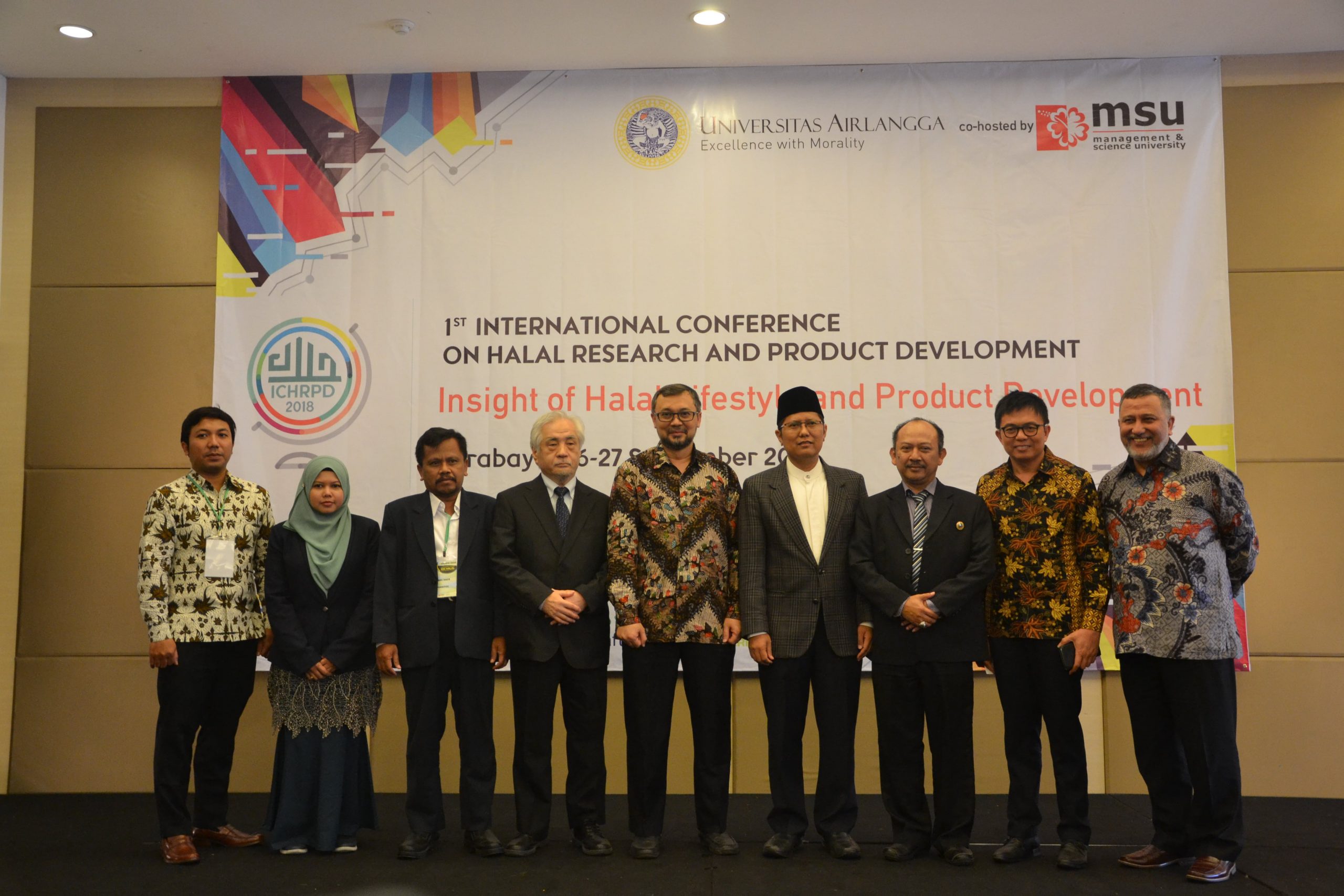 DARI kiri, Andang Miatmoko, Ph.D., D., Apt.; Norhidayu Muhammad Zain; (tiga dari kiri) Nordeen Nobuo Mori; Prof. Ir. Moch. Amin Alamsjah, M.Si., Ph.D.; KH M. Cholil Nafis, LC., MA., Ph.D.; dan Mustofa Helmi Effendi. (Foto: Feri Fenoria Rifa’i)
