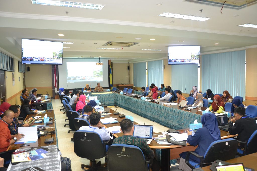 ASOSIASI Pusat Karir Indonesia atau Indonesia Carier Center Network (ICCN) menggelar pelatihan di Ruang Sidang Pleno, Lantai 3, Kantor Manajemen UNAIR, pada Rabu (19/9). (Foto: Feri Fenoria Rifa’i)