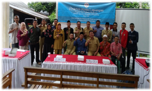FOTO bersama mahasiswa dan peserta Deklarasi ”Siap Cegah Nikah Dini” di Desa Telemung pada Sabtu(1/9). (Foto: Istimewa)