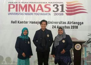 DARI kiri, Khadijah Aufadina, M. Fuad Izzatulfikri, dan Saharani Nurlaila Buamonabot, Mahasiswa Fakultas Ilmu Budaya (FIB) yang menjadi delegasi UNAIR pada PIMNAS Ke-31 Universitas Negeri Yogyakarta. (Foto: Dok. Pribadi)