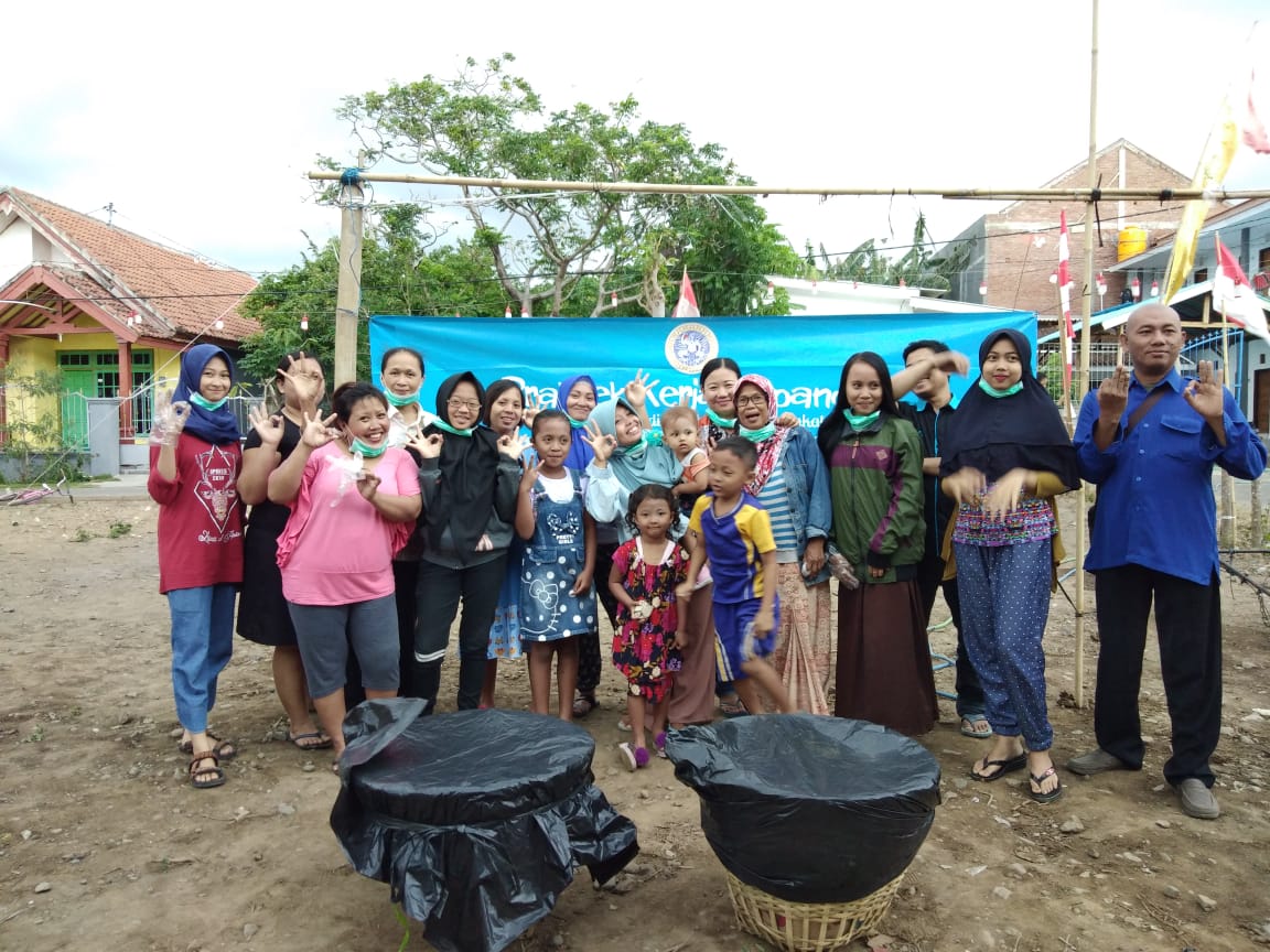 PENGOLAHAN sampah organik oleh kader Solong SERGAP pada Kamis(6/9). (Foto:Hodimatum)