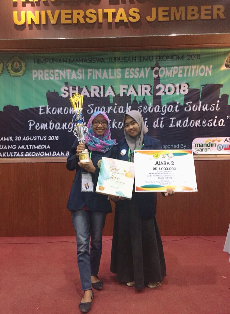 LILIK K. Romadhoni dan Arina Manasika seusai meraih Juara II dalam Essai Competition Sharia Fair 2018 di Universitas Jember pada Rabu (5/9). (Foto:Istimewa)