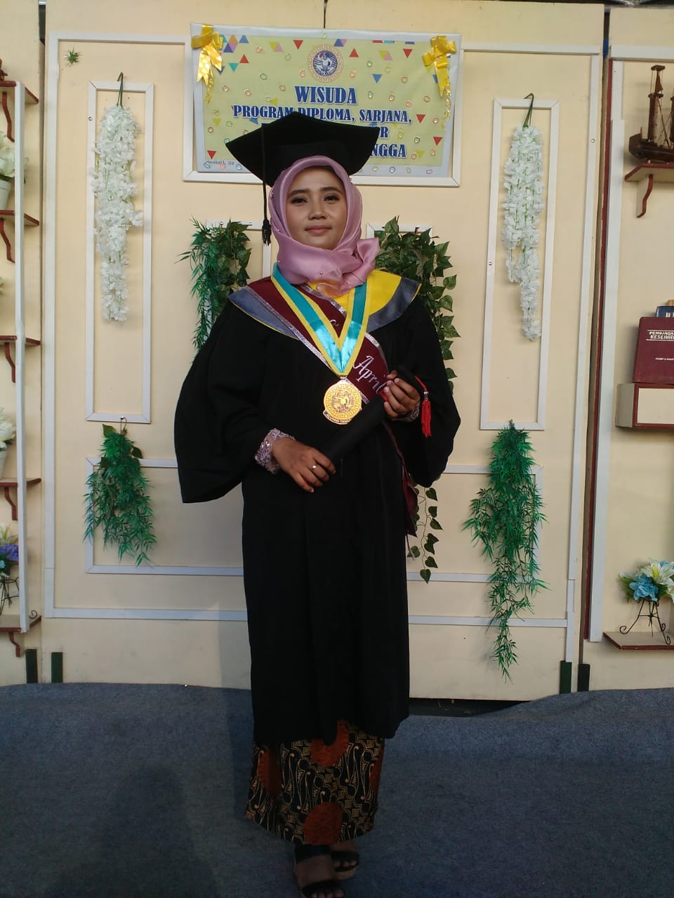 TUTUT Aprilliana saat wisuda pada Sabtu (8/9) di Airlangga Convention Center (ACC),Kampus C, Universitas Airlangga. (Foto: Istimewa)