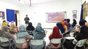 SALAH seoranag pemateri memberikan paparan dalam sosiaisasi keilmuan dan keilmiahan. (Foto: Istimewa)
