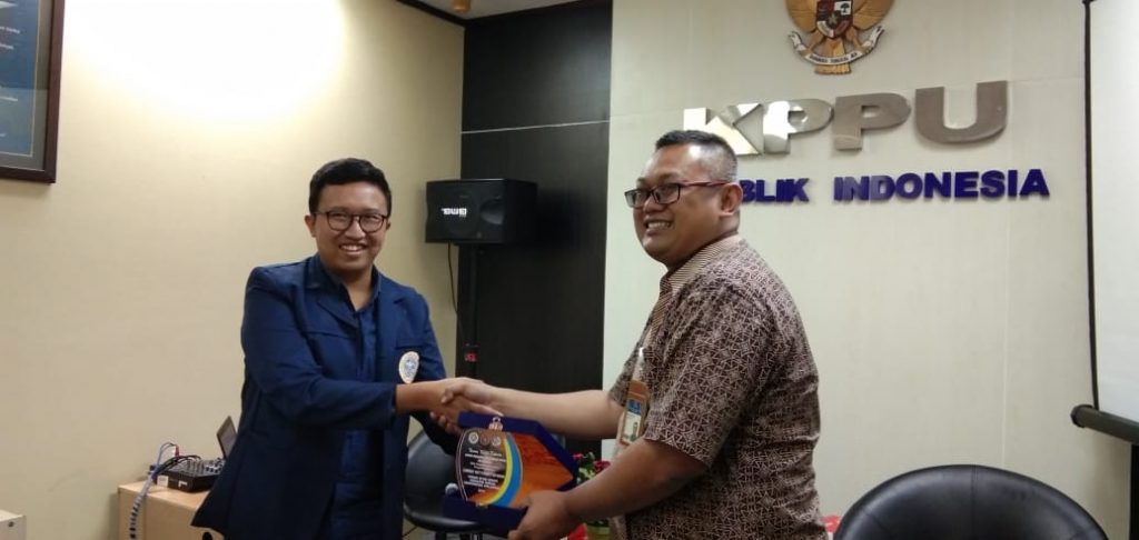 DIREKTUR BSO FSB Firyal Iqbal saat melakukan penyerahan plakat kepada Kepala KPD Surabaya KPPU Dendy Rakhmat Sutrisno dalam kegiatan Company Visit Goes to KPPU pada (14/9). (Foto: Istimewa)