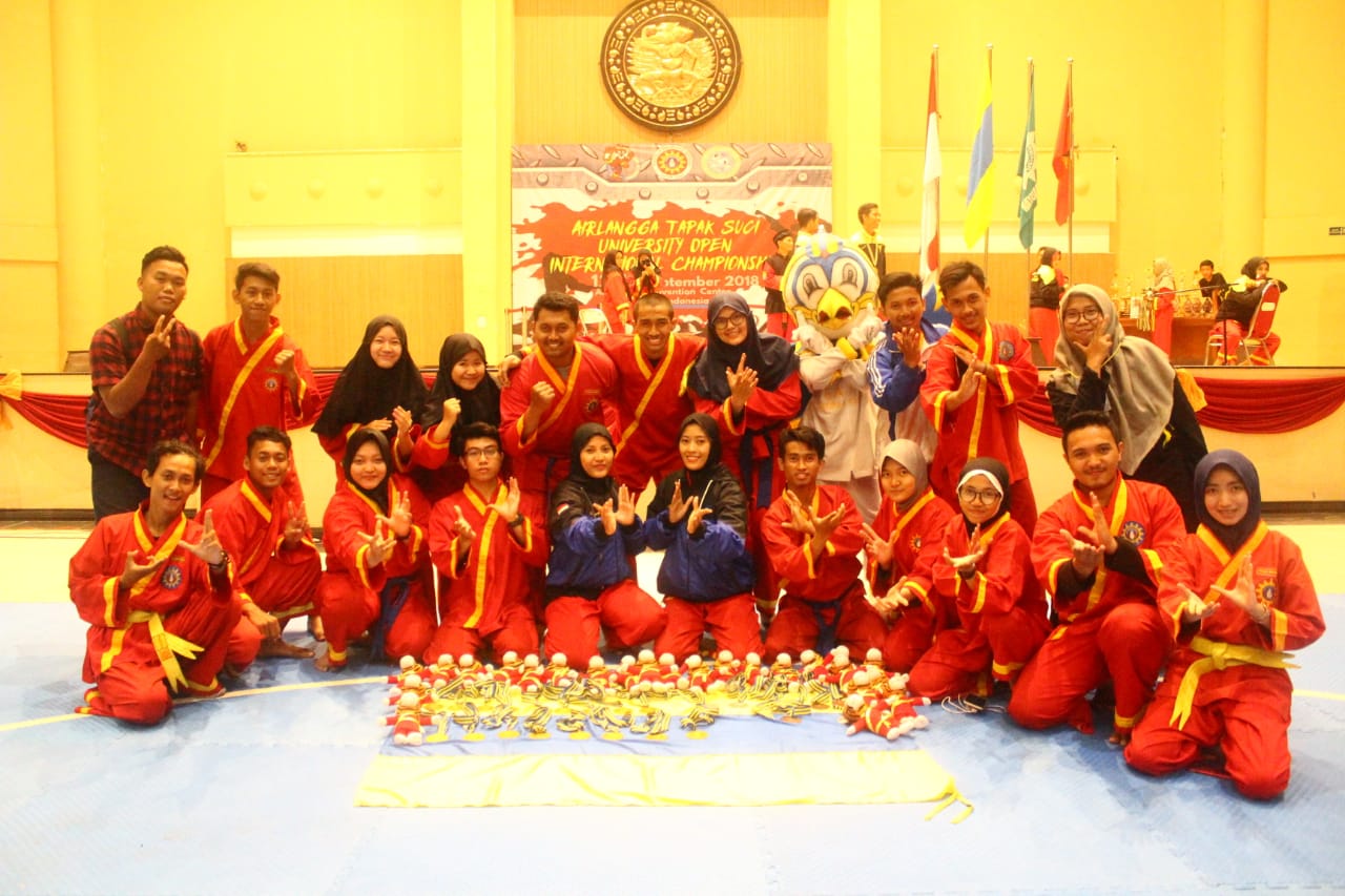 DELEGASI UKM Tapak Suci UNAIR meraih sepuluh medali pada ajang Airlangga Tapak Suci University Open International Championship. (Foto: Istimewa)