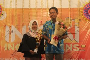 SITI Nur Seha dan Moh.Wahyu Syafi’ul Mubarok raih juara I Lomba Inovasi Sains (INVASI) di Universitas Udayana Bali. (Foto: Istimewa)