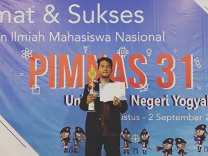 HAFLAN Alfiri Widrayat, mahasiswa FEB yang berhasil menangkan juara 2 Lomba Pendamping PIMNAS 31 di Universitas Negeri Yogyakarta. (Foto: Istimewa)