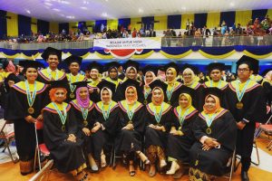 PARA wisudawan dari program studi S1 Kedokteran Hewan PSDKU Universitas Airlangga di Banyuwangi pada Minggu (1/7). (Foto:Istimewa)