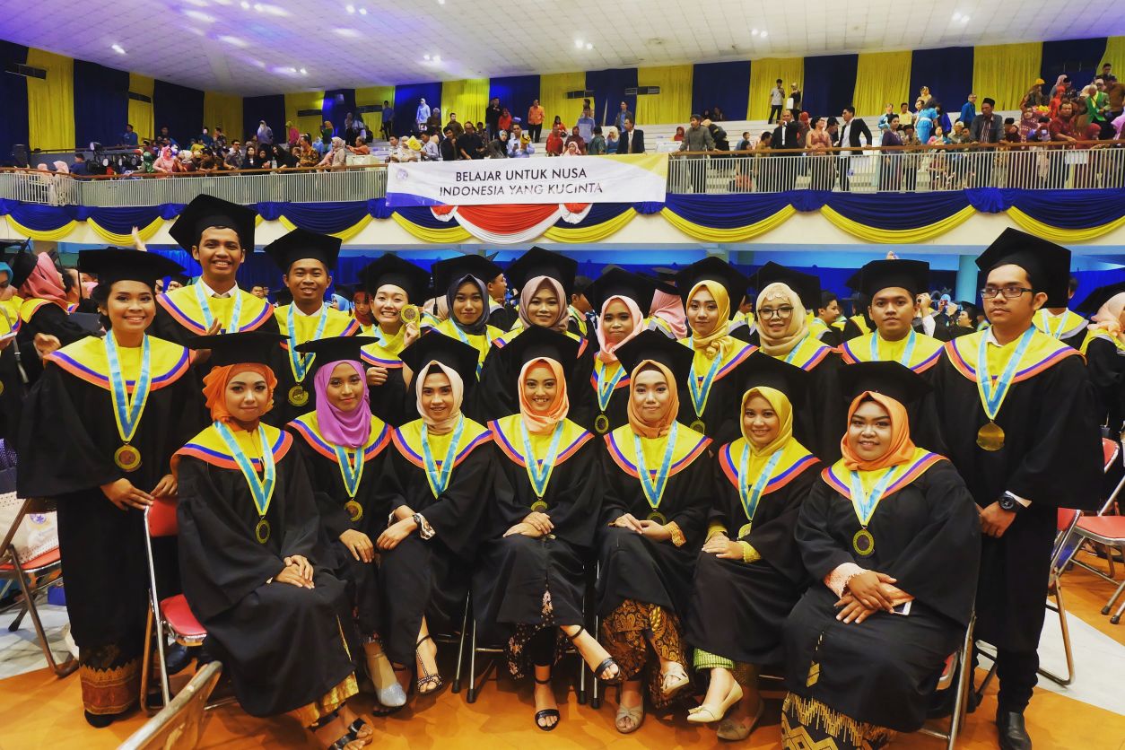 PARA wisudawan dari program studi S1 Kedokteran Hewan PSDKU Universitas Airlangga di Banyuwangi pada Minggu (1/7). (Foto:Istimewa)