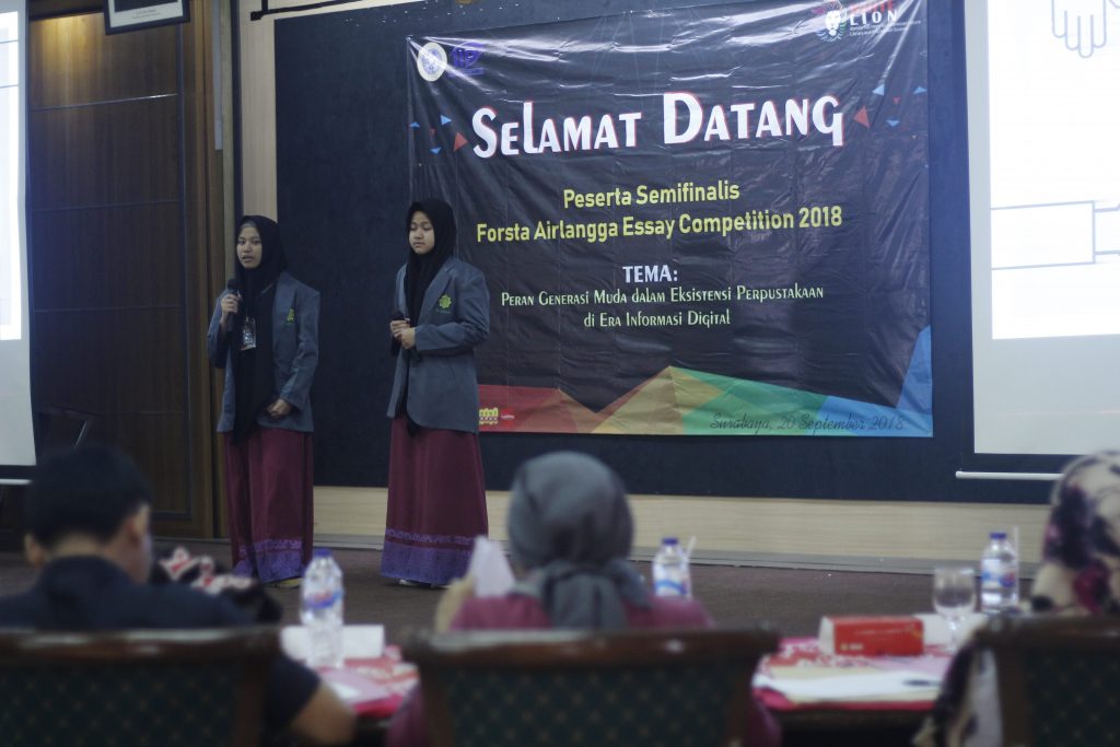 SALAH satu peserta FIRECOM melakukan presentasi esai. (Foto: Istimewa)