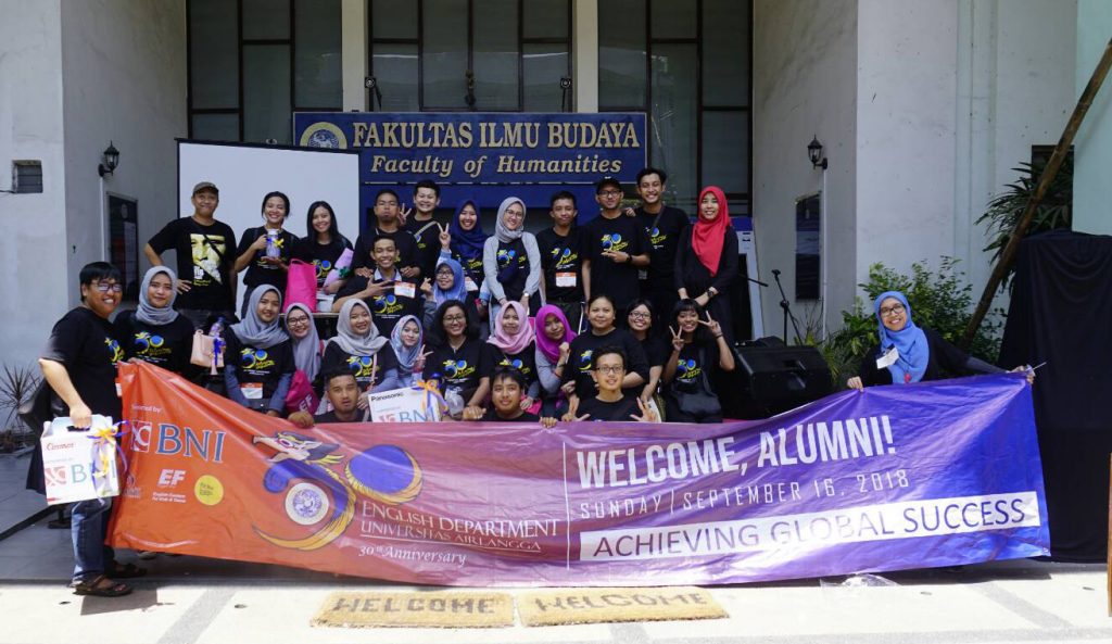 FOTO Sejumlah peserta Temu Alumni 30 Tahun Bahasa dan Sastra Inggris Universitas Airlangga di depan Hall Fakultas Ilmu Budaya (FIB) Universitas Airlangga, Minggu (16/9). (Foto: Panitia)