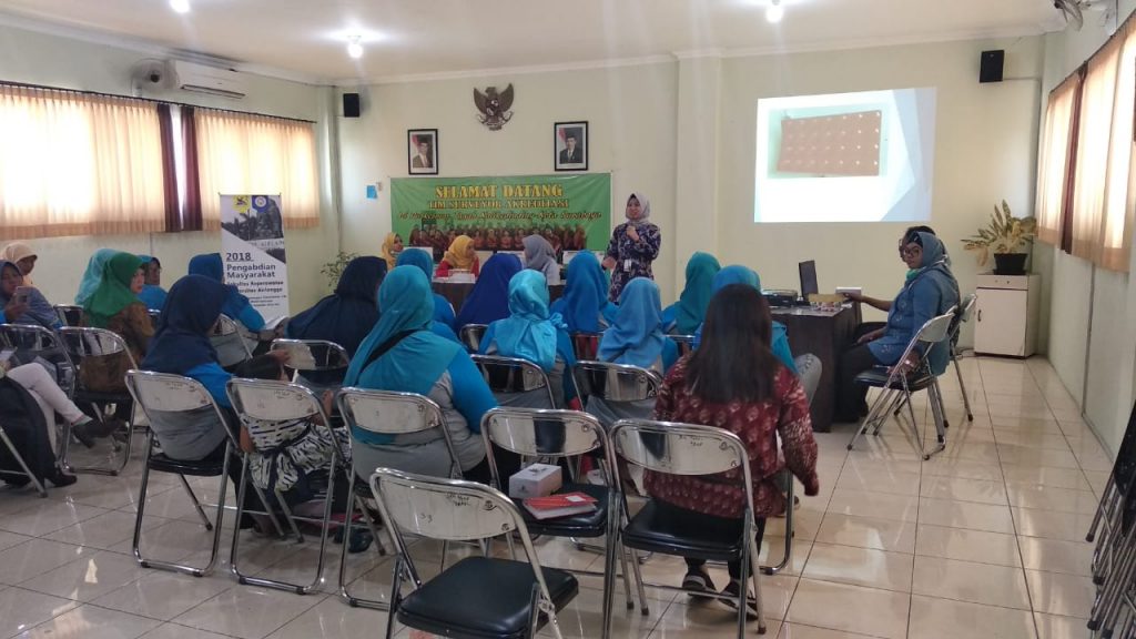 KEPALA Program Studi (KPS) S2 Keperawatan UNAIR Dr. Tintin Sukartini, S.Kp., M.Kes. memberikan sosialisasi pencegahan Tuberculosis di hadapan 22 kader kesehatan Puskesmas Tanah Kalikedinding Surabaya. (Foto: Fariz Ilham)