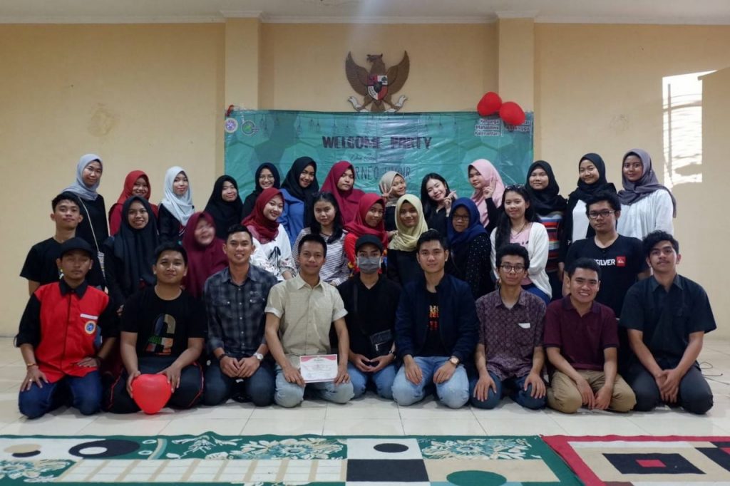 FOTO bersama setelah kegiatan Welcome Party Borneo UNAIR di Asrama Pangeran Antashari, Karangmenjangan, Surabaya. (Foto: Dok. Pribadi)