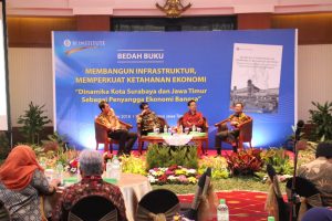 DARI kanan, Dr. Purnawan Basundoro, M.Hum memaparkan buku berjudul Membangun Insfrastruktur, Memperkuat Ketahanan Ekonomi: Dinamika Kota Surabaya dan Jawa Timur sebagai Penyangga Ekonomi Bangsa di Bank Indonesia Surabaya. (Foto: Fariz Ilham Rosyidi)