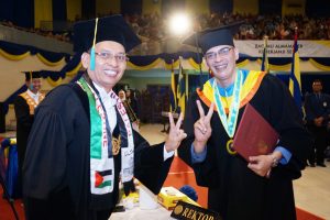 DARI kanan, Rektor Prof. Dr. Muhammad Nasih, S.E., MT., Ak., CMA., Ahmed Muhammad Omar Al-Madani dalam prosesi pelantikan wisuda pada Minggu (9/9) di Airlangga Convention Center (ACC), Kampus C UNAIR. (Foto: Agus Irwanto)
