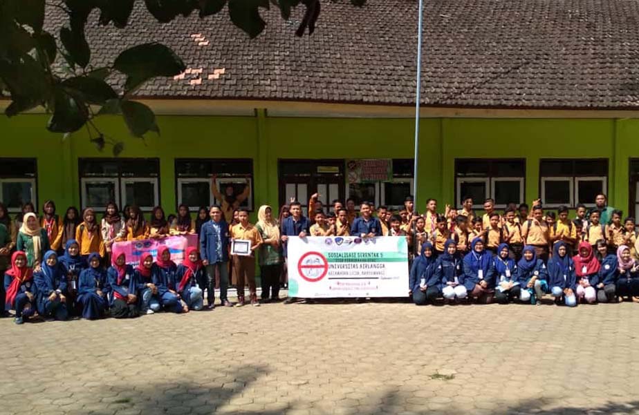 FOTO bersama seusai mahasiswa Kesmas Universitas Airlangga di Banyuwangi membreikan sosiaslisasi kepada remaja soal dampak negatif pernikahan dini. (Foto: Istimewa)