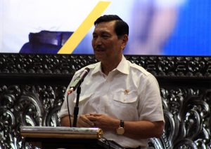MENTERI Koordinator Kemaritiman Luhut Binsat Pandjaitan dalam kuliah umum bertema ”Wawasan Kebangsaan Menuju Kedaulatan Pangan, Maritim, dan Daya Saing Bangsa” di Aula Amerta, Lantai 4, Rektorat Universitas Sabtu sore (8/9). (Foto: Feri Fenoria Rifa’i)