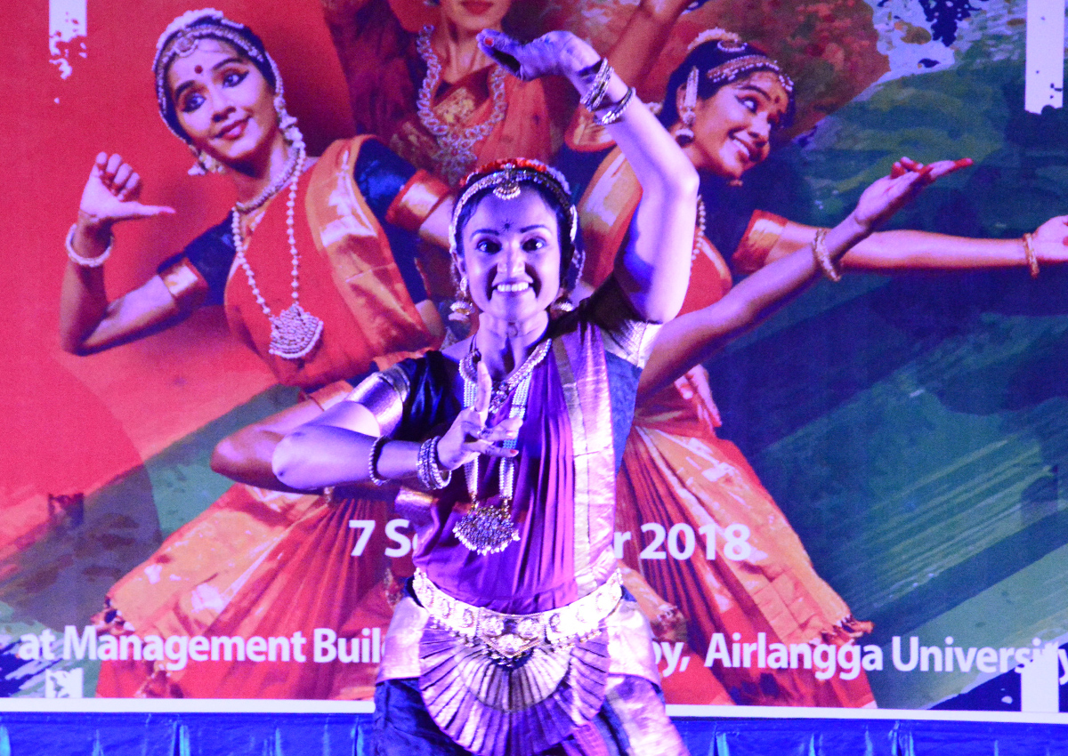 SALAH seorang menapilkan tarian India dalam Pertunjukan Budaya Bollywood pada Jum’at malam (7/9) di Gedung Manajemen, Lantai 1, Kampus C, UNAIR. (Foto: Feri Fenoria Rifa’i)