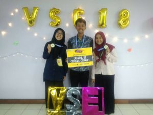 DARI kiri, Winda Kusuma, Bondan Sigit, dan Cytra meyliana, menerima penghargaan juara III lomba cerdas cermat di ajang Veterinary Scientific Event. (Foto: Doc Pribadi)