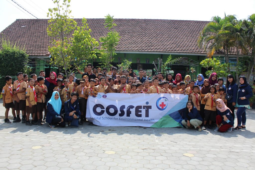 SISWA-siswa SDN 2 Karangrejo-Banyuwangi bersama mahasiswa Perikanan dan Kesehatan Masyarakat UNAIR PSDKU. (Foto: Bastian Ragas)