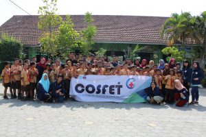 SISWA-siswa SDN 2 Karangrejo-Banyuwangi bersama mahasiswa Perikanan dan Kesehatan Masyarakat UNAIR PSDKU. (Foto: Bastian Ragas)