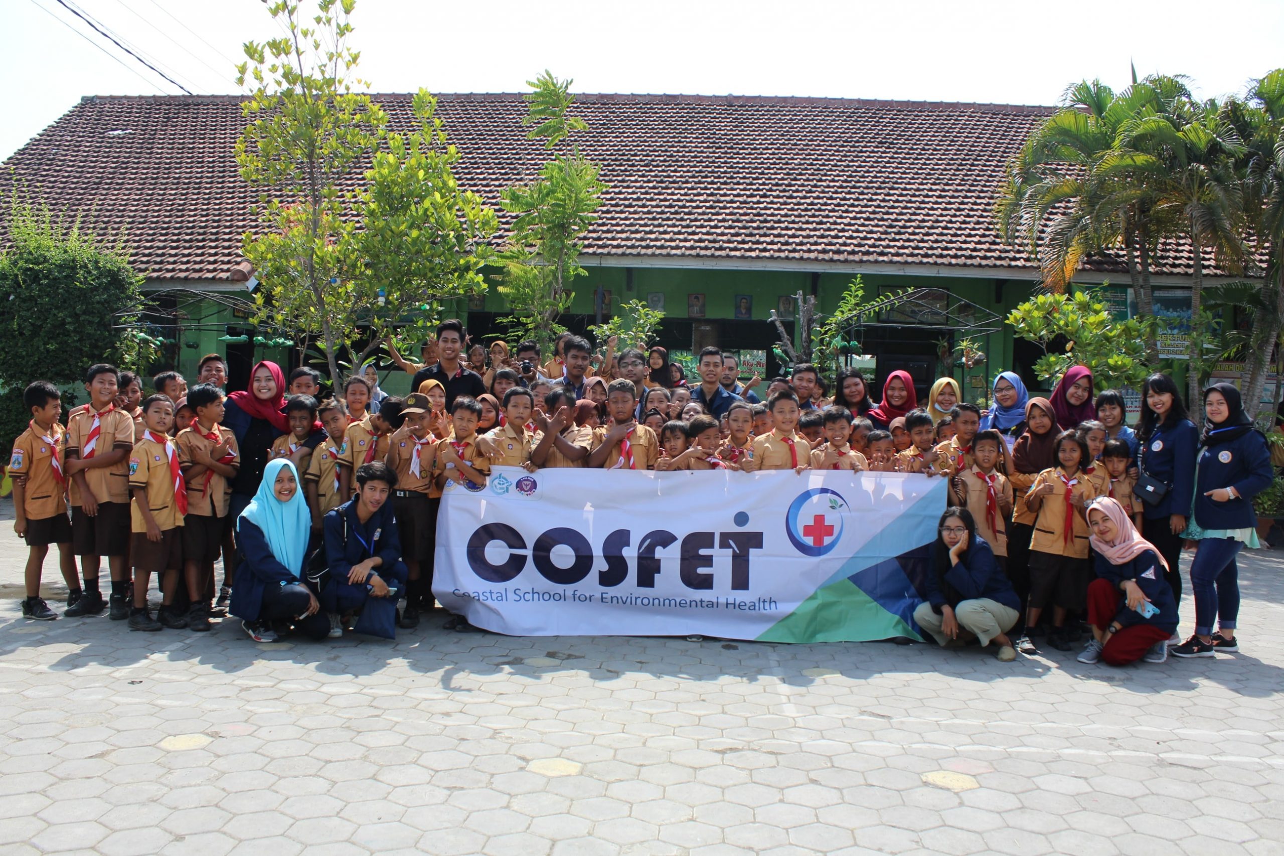 SISWA-siswa SDN 2 Karangrejo-Banyuwangi bersama mahasiswa Perikanan dan Kesehatan Masyarakat UNAIR PSDKU. (Foto: Bastian Ragas)